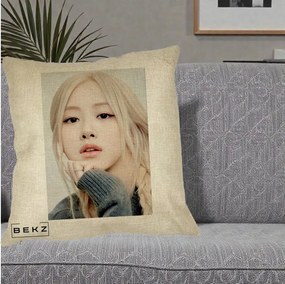Perna Personalizata K-pop BLACKPINK Rose cu Jucarie de Plus, 40x40 cm, Crem, Husa Detasabila, Perna Inclusa, BEKZ®