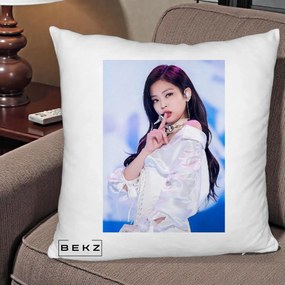 Perna Personalizata K-pop BLACKPINK Jennie Concert Alb cu Microfon, 40x40 cm, Alb Pufos, Husa Detasabila, Perna Inclusa, BEKZ®
