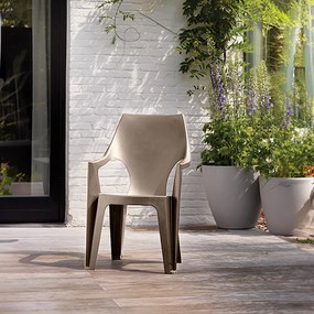 Scaun de grădină Dante din plastic cu spătar înalt și cotiere cappuccino