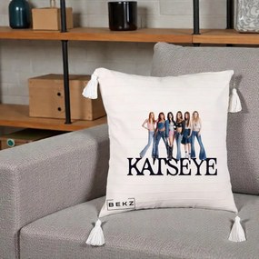 Perna Personalizata K-pop KATSEYE Foto Grup Blugi, 40x40 cm, Bej cu Franjuri, Husa Detasabila, Perna Inclusa, BEKZ®
