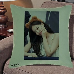 Perna Personalizata K-pop BLACKPINK Jennie Cute cu Diadema Ursulet, 40x40 cm, Verde, Husa Detasabila, Perna Inclusa, BEKZ®