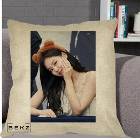 Perna Personalizata K-pop BLACKPINK Jennie Cute cu Diadema Ursulet, 40x40 cm, Crem, Husa Detasabila, Perna Inclusa, BEKZ®