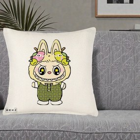 Perna Personalizata Labubu Galben cu Mere si Salopeta, 40x40 cm, Crem Reliefat, Husa Detasabila, Perna Inclusa, BEKZ®