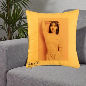 Perna Personalizata K-pop BLACKPINK Lisa Roz, 40x40 cm, Galben, Husa Detasabila, Perna Inclusa, BEKZ®