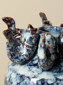 Vază din ceramică artizanală cu pești sculptați în relief, formă cilindrică cu coroană decorativă, albastru marmorat, finisaj lucios, 24,5×20 cm,