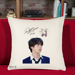 Perna Personalizata K-pop BTS Jin Portret Tinuta Albastra Autograf, 40x40 cm, Crem Reliefat, Husa Detasabila, Perna Inclusa, BEKZ®