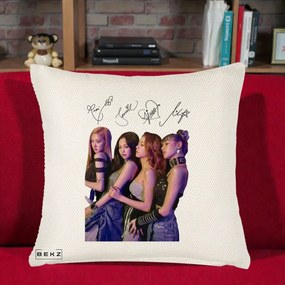 Perna Personalizata K-pop BLACKPINK Fotografie Grup Autografe Deasupra, 40x40 cm, Crem Reliefat, Husa Detasabila, Perna Inclusa, BEKZ®