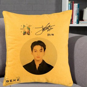 Perna Personalizata K-pop BTS Jungkook Portret cu Autograf, 40x40 cm, Galben, Husa Detasabila, Perna Inclusa, BEKZ®