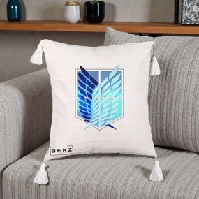 Perna Personalizata Attack on Titan Wings of Freedom, 40x40 cm, Bej cu Franjuri, Husa Detasabila, Perna Inclusa, BEKZ®