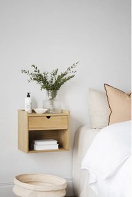 Noptieră în culoare naturală suspendată/cu rafturi din lemn masiv de stejar Hillmond – Rowico