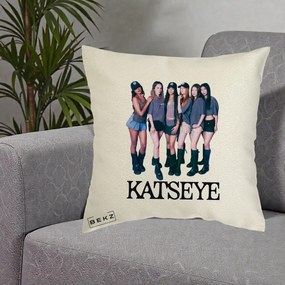 Perna Personalizata K-pop KATSEYE Grup Foto Tinute Gri, 40x40 cm, Ecru, Husa Detasabila, Perna Inclusa, BEKZ®