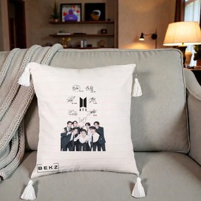 Perna Personalizata K-pop BTS Autografe Toti Membrii cu Fotografie, 40x40 cm, Bej cu Franjuri, Husa Detasabila, Perna Inclusa, BEKZ®