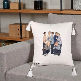 Perna Personalizata K-pop BTS Foto Grup In Picioare Tricoturi, 40x40 cm, Bej cu Franjuri, Husa Detasabila, Perna Inclusa, BEKZ®