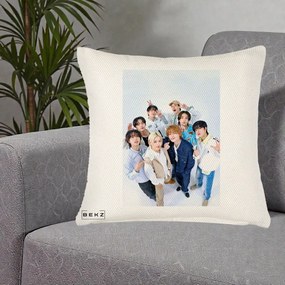 Perna Personalizata K-pop Stray Kids Foto Grup Alb cu 8 Membrii de Sus, 40x40 cm, Crem Reliefat, Husa Detasabila, Perna Inclusa, BEKZ®