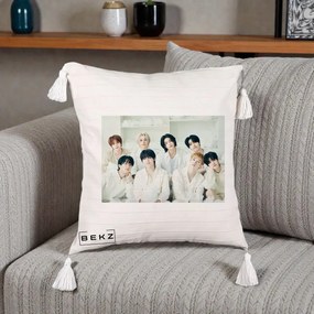 Perna Personalizata K-pop Stray Kids Foto Grup Alb All-White cu 8 Membrii, 40x40 cm, Bej cu Franjuri, Husa Detasabila, Perna Inclusa, BEKZ®