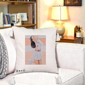 Perna Personalizata K-pop BLACKPINK Nayeon/Jisoo Tenis Alb, 40x40 cm, Bej cu Franjuri, Husa Detasabila, Perna Inclusa, BEKZ®