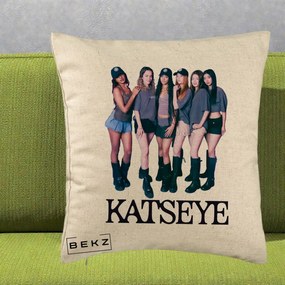 Perna Personalizata K-pop KATSEYE Grup Foto Tinute Gri, 40x40 cm, Bej, Husa Detasabila, Perna Inclusa, BEKZ®