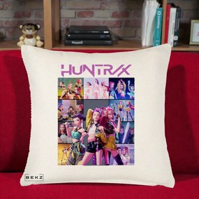 Perna Personalizata K-pop HUNTRX Colaj Animat Foto Grup, 40x40 cm, Crem Reliefat, Husa Detasabila, Perna Inclusa, BEKZ®