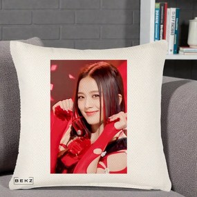 Perna Personalizata K-pop BLACKPINK Jisoo Rosu, 40x40 cm, Crem Reliefat, Husa Detasabila, Perna Inclusa, BEKZ®