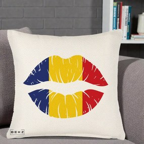 Perna Personalizata Buze Tricolor Romania, 40x40 cm, Crem Reliefat, Husa Detasabila, Perna Inclusa, BEKZ®
