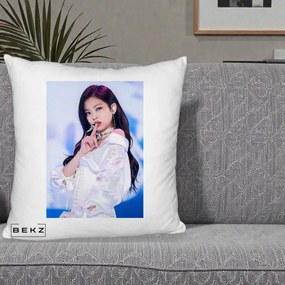 Perna Personalizata K-pop BLACKPINK Jennie Concert Alb cu Microfon, 40x40 cm, Alb Pufos, Husa Detasabila, Perna Inclusa, BEKZ®