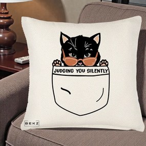 Perna Decorativa Judging You Silently Pisica Buzunar, 40x40 cm, Crem Reliefat, Husa Detasabila, Perna Inclusa, BEKZ®