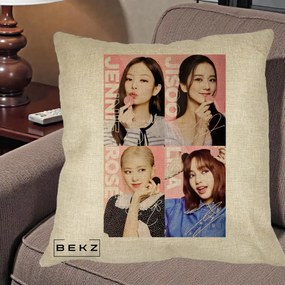 Perna Personalizata K-pop BLACKPINK Colaj 4 Portrete cu Semnature, 40x40 cm, Crem, Husa Detasabila, Perna Inclusa, BEKZ®