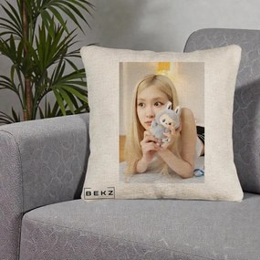 Perna Personalizata K-pop BLACKPINK Rose cu Papusa Iepure, 40x40 cm, Bej Canapea, Husa Detasabila, Perna Inclusa, BEKZ®