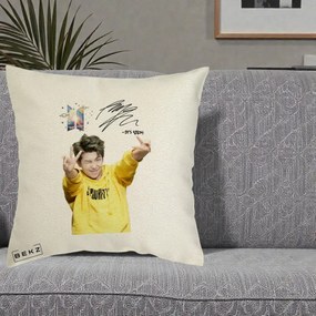 Perna Personalizata K-pop BTS RM Namjoon Hanorac Galben Autograf, 40x40 cm, Ecru, Husa Detasabila, Perna Inclusa, BEKZ®