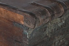 Cufăr vintage din lemn de tec, maro, cu plăci decorative din metal și două zăvoare, finisaj patinat, 98 x 137 x 44 cm, „Trunk”