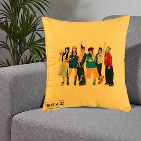 Perna Personalizata Grup K-pop Fete in Picioare Foto, 40x40 cm, Galben, Husa Detasabila, Perna Inclusa, BEKZ®