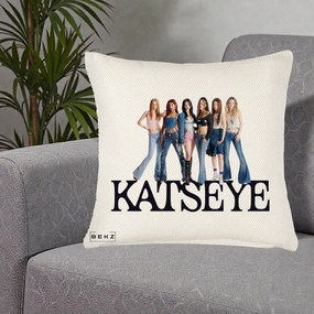 Perna Personalizata K-pop KATSEYE Foto Grup Blugi, 40x40 cm, Crem Reliefat, Husa Detasabila, Perna Inclusa, BEKZ®