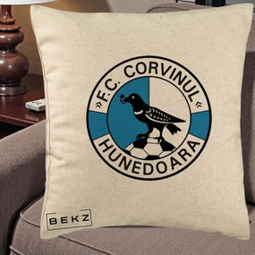 Perna Personalizata FC Corvinul Hunedoara Fotbal, 40x40 cm, Bej, Husa Detasabila, Perna Inclusa, BEKZ®