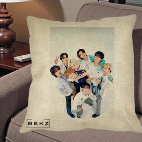 Perna Personalizata K-pop Stray Kids Foto Grup Bleu, 40x40 cm, Crem, Husa Detasabila, Perna Inclusa, BEKZ®