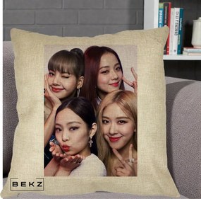Perna Personalizata K-pop BLACKPINK Foto Grup Selfie 4 Membre, 40x40 cm, Crem, Husa Detasabila, Perna Inclusa, BEKZ®