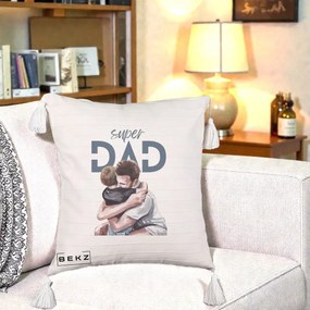 Cadou pentru Tata - Perna Personalizata Super Dad Tata si Fiu Imbratisare, 40x40 cm, Bej cu Franjuri, Husa Detasabila, Perna Inclusa, BEKZ®