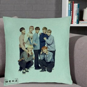 Perna Personalizata K-pop BTS Foto Grup In Picioare Tricoturi, 40x40 cm, Verde Menta, Husa Detasabila, Perna Inclusa, BEKZ®