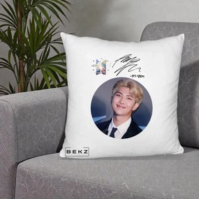 Perna Personalizata K-pop BTS RM Namjoon Portret Cerc cu Autograf, 40x40 cm, Alb Pufos, Husa Detasabila, Perna Inclusa, BEKZ®