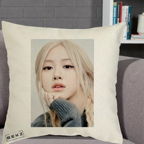 Perna Personalizata K-pop BLACKPINK Rose cu Jucarie de Plus, 40x40 cm, Ecru, Husa Detasabila, Perna Inclusa, BEKZ®