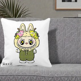 Perna Personalizata Labubu Galben cu Mere si Salopeta, 40x40 cm, Alba Mata, Husa Detasabila, Perna Inclusa, BEKZ®