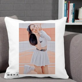 Perna Personalizata K-pop BLACKPINK Nayeon/Jisoo Tenis Alb, 40x40 cm, Alba Mata, Husa Detasabila, Perna Inclusa, BEKZ®