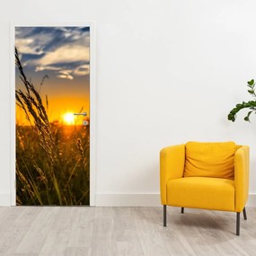 Fototapet pentru ușă - Câmp la apus de soare (95x205cm)