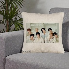 Perna Personalizata K-pop Stray Kids Foto Grup All-White Landscape, 40x40 cm, Bej Canapea, Husa Detasabila, Perna Inclusa, BEKZ®