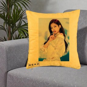 Perna Personalizata K-pop BLACKPINK Jennie Concert Alb cu Microfon, 40x40 cm, Galben, Husa Detasabila, Perna Inclusa, BEKZ®