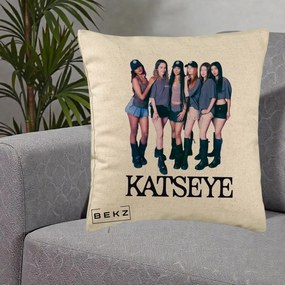 Perna Personalizata K-pop KATSEYE Grup Foto Tinute Gri, 40x40 cm, Bej, Husa Detasabila, Perna Inclusa, BEKZ®