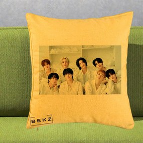 Perna Personalizata K-pop Stray Kids Foto Grup All-White Landscape, 40x40 cm, Galben, Husa Detasabila, Perna Inclusa, BEKZ®