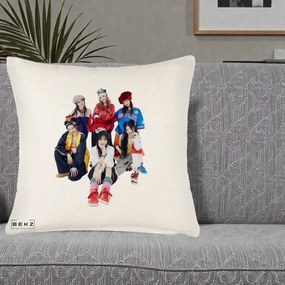 Perna Personalizata Grup K-pop Fete Streetwear Foto, 40x40 cm, Crem Reliefat, Husa Detasabila, Perna Inclusa, BEKZ®