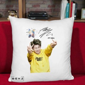 Perna Personalizata K-pop BTS RM Namjoon Hanorac Galben Autograf, 40x40 cm, Alb Pufos, Husa Detasabila, Perna Inclusa, BEKZ®