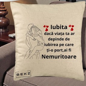 Cadou pentru Iubita - Perna Personalizata Iubita Nemuritoare cu Cuplu Line-Art si Inimi Rosii, 40x40 cm, Bej, Husa Detasabila, Perna Inclusa, BEKZ®