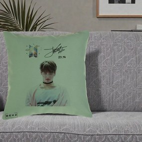 Perna Personalizata K-pop BTS Jungkook Portret cu Ochelari Autograf, 40x40 cm, Verde, Husa Detasabila, Perna Inclusa, BEKZ®